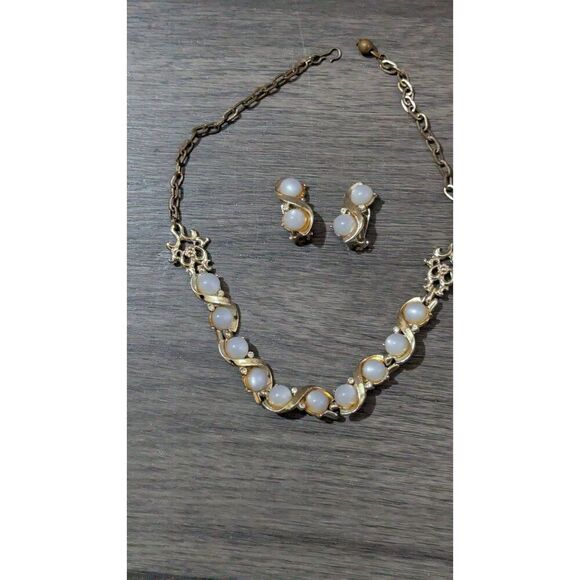 Vintage Gold-Tone Choker Necklace & Clip-On Earrings Set With Faux Pearls - Picture 6 of 8